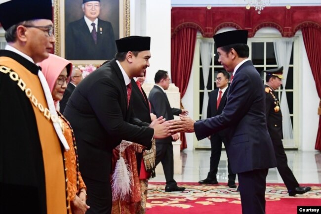 Presiden Jokowi menyalami Ario Bimo Nandito Ariotedjo (Dito Ariotedjo) usai pelantikan menjadi Menpora, di Istana Kepresidenan RI, Jakarta, 3 Maret 2023. (Biro Setpres)