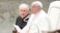 পোপ ফ্রান্সিস ইতালির রেড ক্রসের স্বেচ্ছাসেবীদের সঙ্গে ভ্যাটিকানের ষষ্ঠ পল সভাকক্ষে সাক্ষাৎ করেছেন। ফটোঃ ৬ এপ্রিল, ২০২৪।