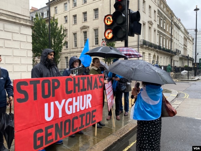 拉希玛·马哈穆特(Rahima Mahmut), 世界维吾尔代表大会英国主任, 在抗议活动中发表讲话 (美国之音/李伯安)