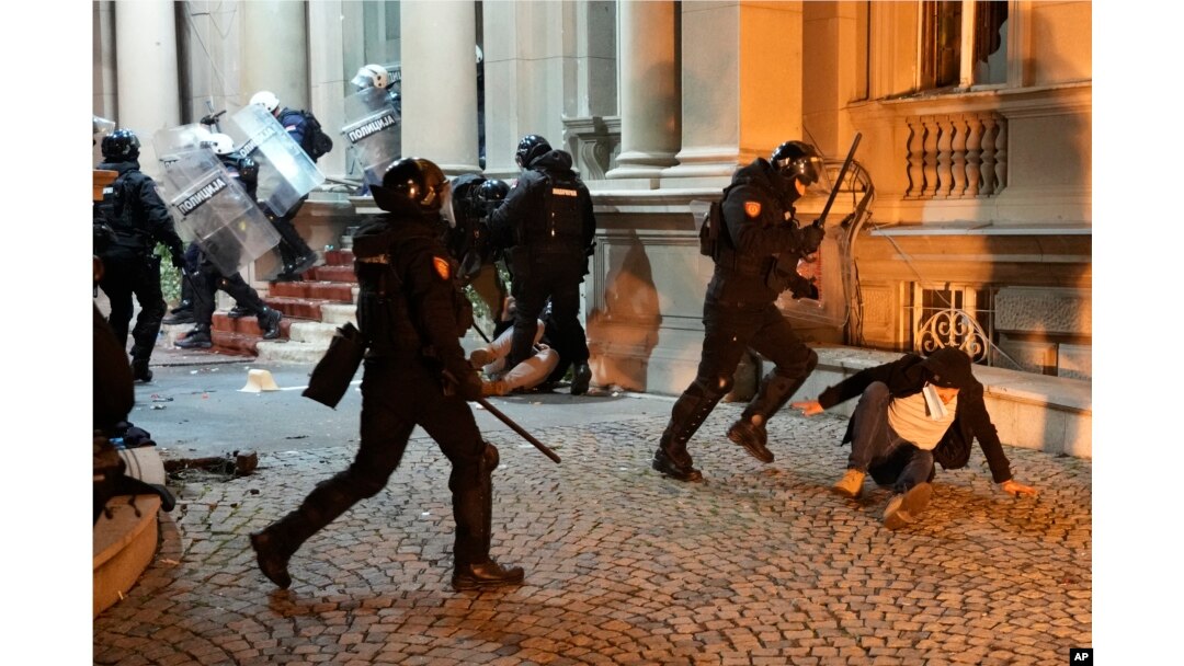 Sukob policije i demonstranata ispred Skupštine grada Beograda (Foto: AP/Darko Vojinovic)