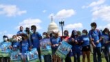 Sejumlah demonstran menggelar aksi unjuk rasa menyerukan pembukaan kesempatan bagi para migran untuk mendapatkan kewarganegaraan di Gedung Capitol di Washington, pada 20 September 2021. (Foto: Reuters/Tom Brenner)