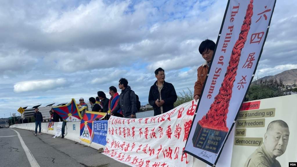 在旧金山机场附近抗议习近平的中国民运人权人士以及西藏、新疆、香港独立运动人士组成的抗议人群。(photo:VOA)