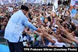 Capres Prabowo Subianto menyapa para pendukungnya dalam kampanye “Pesta Rakyat Wis Wayahe Prabowo-Gibran” di Stadion Deltras, Sidoarjo, Jawa Timur, Jumat, 9 Februari 2024. (Foto: TPN Prabowo-Gibran)