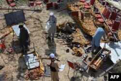 Polisi memeriksa lokasi ledakan bom di distrik Bajaur, Provinsi Khyber-Pakhtunkhwa pada 31 Juli 2023. (Foto: AFP)