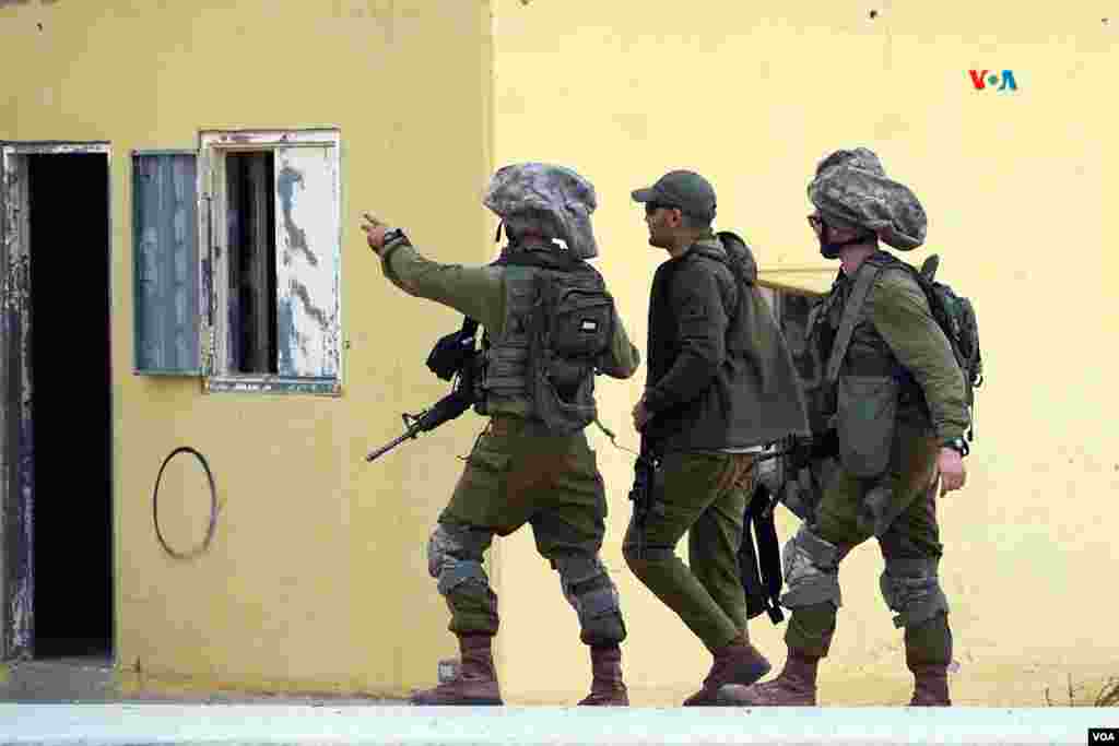 Soldados de las Fuerzas de Defensa de Israel caminan por Little Gaza, una zona de entrenamiento que &quot;simula muy bien una ciudad árabe, en concreto Gaza&rdquo;, según las fuerzas israelíes.&nbsp; &nbsp;