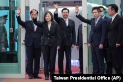 Sekretaris Jenderal Kantor Kepresidenan Taiwan Lin Chia-lung, kiri, Presiden Tsai Ing-wen, tengah, dan Menteri Luar Negeri Joseph Wu melambai sebelum keberangkatan Tsai dalam perjalanan ke luar negeri di Bandara Internasional Taoyuan di Taipei, Taiwan, Rabu, 29 Maret 2023. (Foto: via AP)