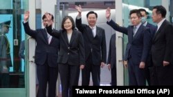 台湾总统蔡英文飞往纽约前在桃园国际机场挥手告别。（2023年3月29日）