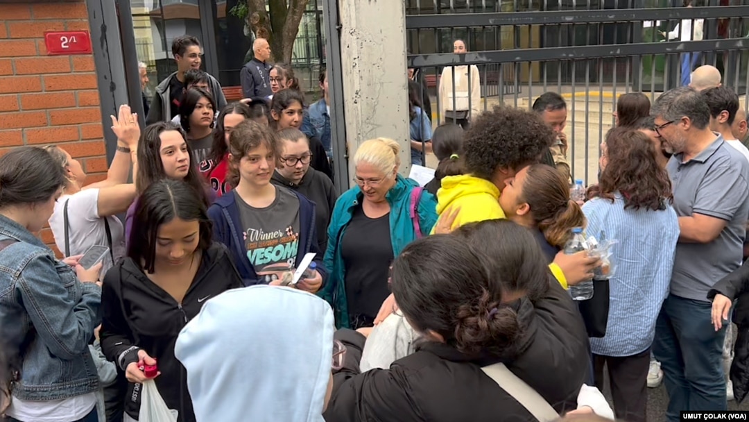 İstanbul Kadıköy'deki Nurettin Teksan Ortaokulu önünde sınavdan çıkan öğrencileri aileleri karşıladı