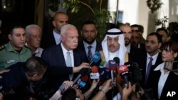 Nayef al-Sudairi, Dubes Arab Saudi pertama untuk Otoritas Palestina (kanan) dan Menteri Luar Negeri Palestina Riyad Al-Maliki (kiri), memberikan pernyataan di Ramallah di tengah isu normalisasi hubungan Israel dan Arab Saudi, 26 September 2023. (Foto: Majdi Mohammed/AP Photo)