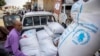 FILE - Pengungsi Yaman menerima bantuan kemanusiaan yang disediakan oleh Program Pangan Dunia (WFP) di kota Taiz, 11 September 2023. (Ahmad AL-BASHA/AFP)