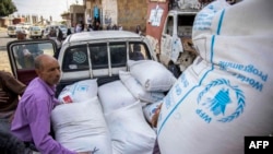 FILE - Pengungsi Yaman menerima bantuan kemanusiaan yang disediakan oleh Program Pangan Dunia (WFP) di kota Taiz, 11 September 2023. (Ahmad AL-BASHA/AFP)