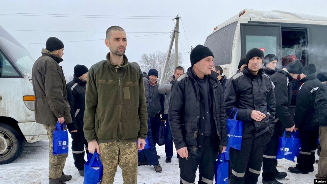 ARHIVA - Ukrajinci, ratni zarobljenici, posle razmene zarobljenika, na nepoznatoj lokaciji u Ukrajini, 4. februara 2023. 