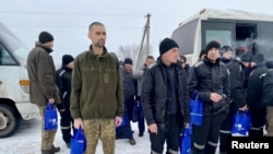 ARHIVA - Ukrajinci, ratni zarobljenici, posle razmene zarobljenika, na nepoznatoj lokaciji u Ukrajini, 4. februara 2023. 