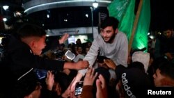 جنگ بندی میں توسیع: یرغمالوں اور فلسطینی قیدیوں کے خاندان عزیزوں کی رہائی پر خوش 