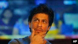 ভারতের মুম্বাই এ এক অনুষ্ঠান চলাকালীন সংবাদমাধ্যমের সাথে কথা বলার সময় বলিউড তারকা শাহরুখ খান। (এপি ছবি/রফিক মকবুল)