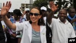 Rais wa Gabon aliyepinduliwa Ali Bongo Ondimba akiwa na mkewe Sylvia Valentin (kushoto) huko Libreville Agosti 27, 2009. Picha na Issouf SANOGO / AFP.
