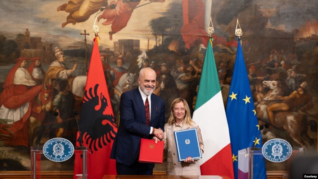 Kryeministrja italiane Giorgia Meloni dhe kryeminisri shqiptar Edi Rama nënshkruajnë marrëveshje për migracionin