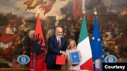 Kryeministrja italiane Giorgia Meloni dhe kryeminisri shqiptar Edi Rama nënshkruajnë marrëveshje për migracionin