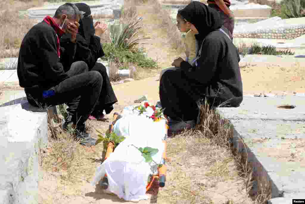 Para keluarga dan kerabat bereaksi ketika orang-orang menguburkan kembali jenazah warga Palestina yang tewas dalam serangan militer Israel dan dimakamkan di pemakaman kota Khan Younis, Jalur Gaza selatan. (Reuters)&nbsp;