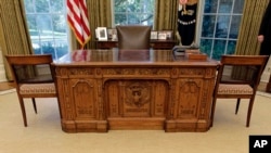 Стол президента США, изготовленный из досок британского барка Resolute, участвовавшего в полярных исследованиях. 