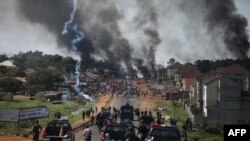 Polisi wa Nigeria walipofyatua mabomu ya kutoa machozi wakati wa maadamanano huko Abuja, Nigeria, Oktoba 20 2020. Picha na Kola Sulaimon / AFP. 