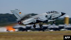 Pesawat ECR Tornado Jerman lepas landas saat Latihan Pertahanan Udara 2023 di bandara militer Jagel, Jerman utara, 9 Juni 2023. (Axel Heimken / POOL / AFP)