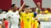 James Rodríguez (centro) y Yerry Mina celebran la victoria de Colombia por 5-0 ante Panamá en los cuartos de final. (AP Foto/Rick Scuteri)