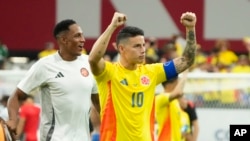 James Rodríguez (centro) y Yerry Mina celebran la victoria de Colombia por 5-0 ante Panamá en los cuartos de final. (AP Foto/Rick Scuteri)