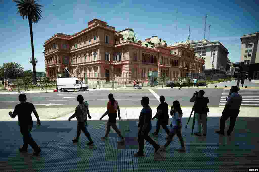 La gente camina afuera de la Casa Rosada, un día después de la victoria de Javier Milei.