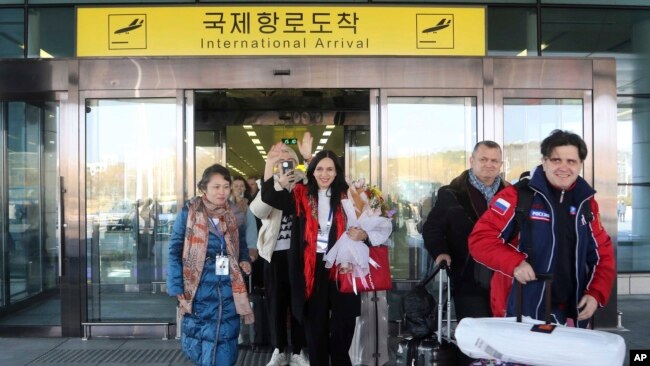 지난달 9일 북한 평양 순안공항에 도착한 러시아 단체관광객들. (자료사진)