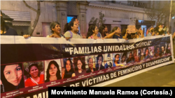 Familiares de víctimas de femenicidio protestan en Lima.