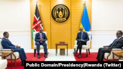 Perezida william Ruto wa Kenya na Perezida Kagame w'u Rwanda (hagati bombi) bari kumwe na ba ministri b'ububanyi n'amahanga b'ibihugu byombi (i bumoso n'i buryo)