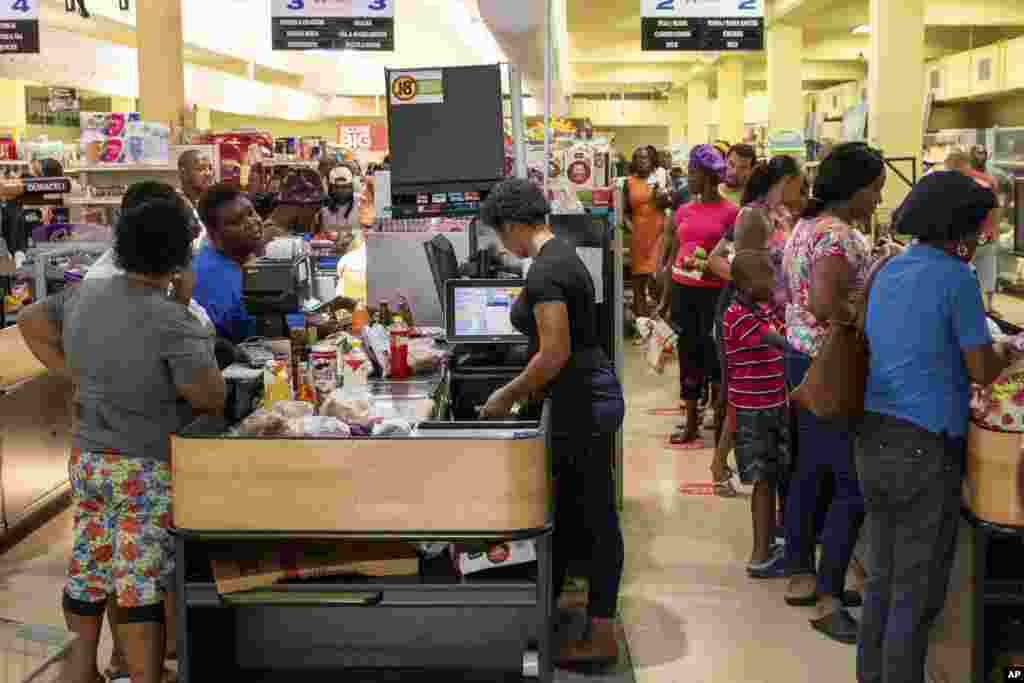 Los supermercados en San Vicente y las Granadinas se llenaron de personas que buscaban abastecerse de alimentos y elementos de primera necesidad, para hacer frente al paso del huracán Beryl.