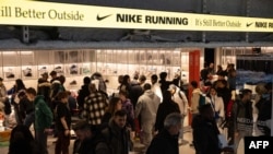 Pembeli di Toko Nike selama "Black Friday" di New York, 24 November 2023, awal tidak resmi dari musim belanja liburan. (Yuki IWAMURA / AFP)