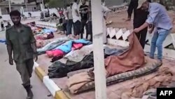 Jenazah para korban tewas tampak dibaringkan di pinggir jalan pasca badai dan banjir dahsyat di kota pesisir Derna, Libya (13/9). 