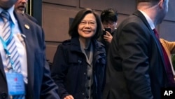台湾总统蔡英文2023年3月29日在过境美国时，离开纽约的一家酒店。