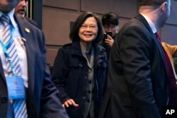 Presiden Taiwan Tsai Ing-wen meninggalkan sebuah hotel di New York, 29 Maret 2023. (Foto: AP)