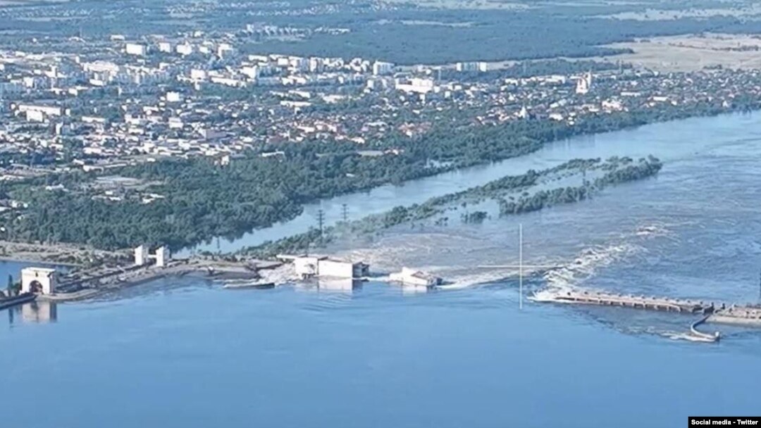 რუსების მიერ აფეთქებული კახოვკის ჰესის კაშხალი მდინარე დნიპროზე