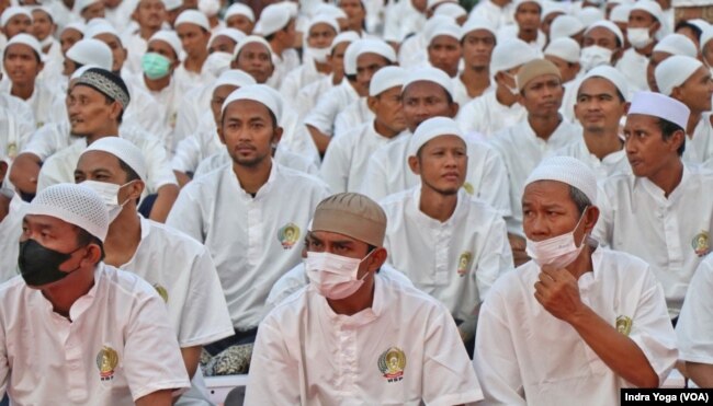 Warga binaan di Lapas Narkotika Kelas II Cipinang mendengarkan tausiyah dari tokoh agama dalami rangkaian acara Festival Ramadan yang dilaksanakan pada Sabtu (8/4)