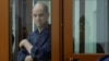 因间谍罪受审的《华尔街日报》记者埃文·格什科维奇（Evan Gershkovich）在俄罗斯叶卡捷琳堡庭审前出现在被告围栏内。(2024年6月26日)