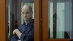 Evan Gershkovich, jornalista americano, numa jaula de vidro enquanto é julgado na Rússia