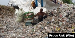 Seorang pemulung memilah sampah plastik impor di Desa Bangun, Kabupaten Mojokerto (VOA/Petrus Riski)