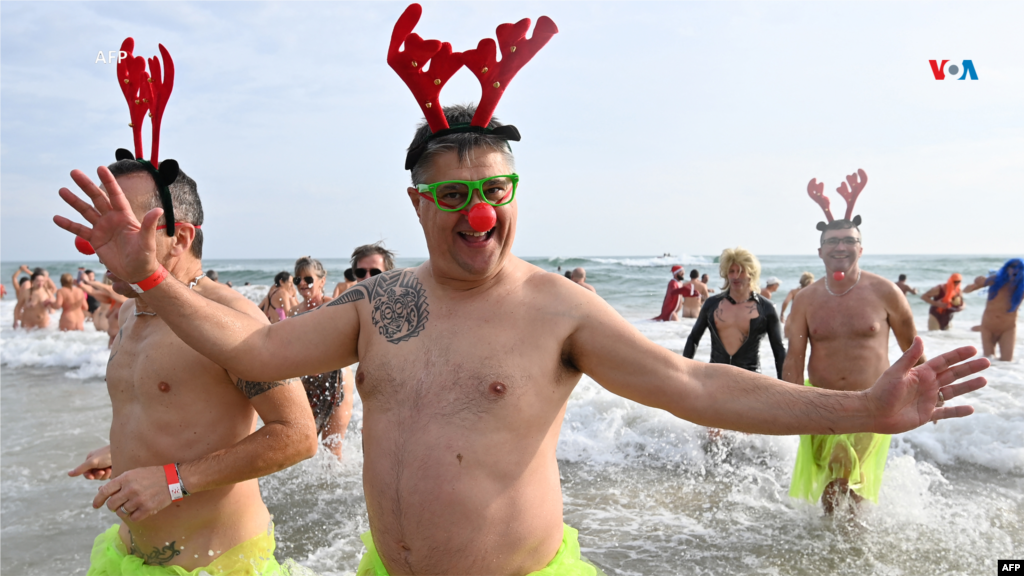 Desde Francia: La gente participa en un tradicional baño de mar para conmemorar las celebraciones de Año Nuevo en una playa nudista en Le Cap d&#39;Agde, sur de Francia, el 31 de diciembre de 2023