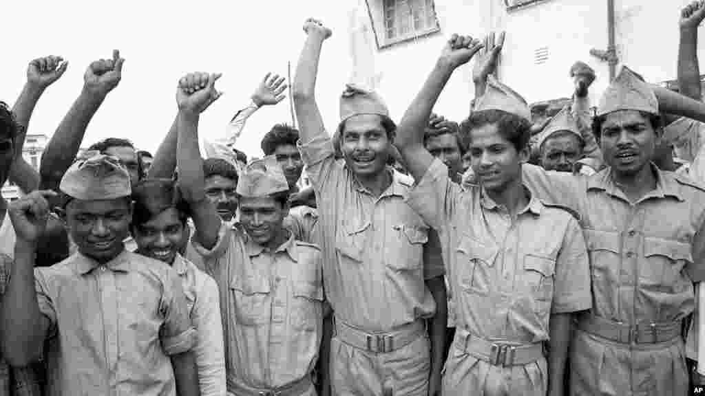 ১৯৭১ সালের ৮ এপ্রিল (ফাইল চিত্র)। মুক্তিযোদ্ধারা 'জয় বাংলা' স্লোগান দিচ্ছেন। পূর্ব পাকিস্তানের কুষ্টিয়ায়।&nbsp;