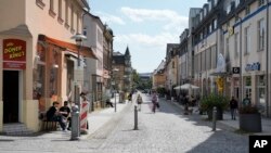 A few people are hanging out in the pedestrian zone on the main shopping street in the small town of Sonneberg in German federal state Thuringia, July 5, 2023.