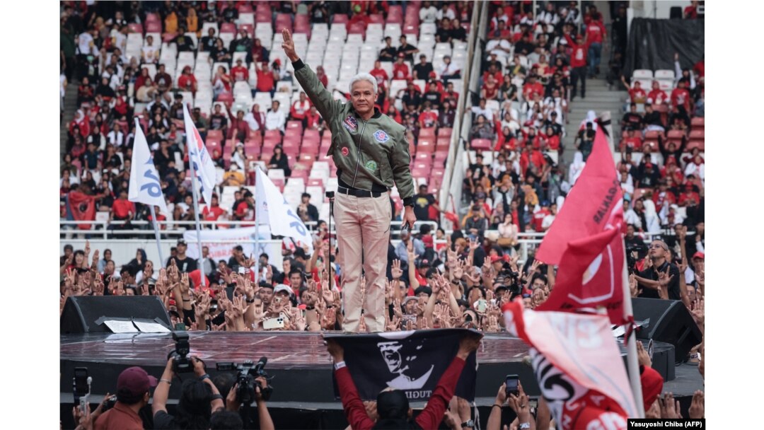 Calon presiden dan mantan gubernur Jawa Tengah Ganjar Pranowo usai pidatonya di panggung kampanye pemilu di Stadion Gelora Bung Karno Jakarta, 3 Februari 2024. (Foto: Yasuyoshi Chiba/AFP)