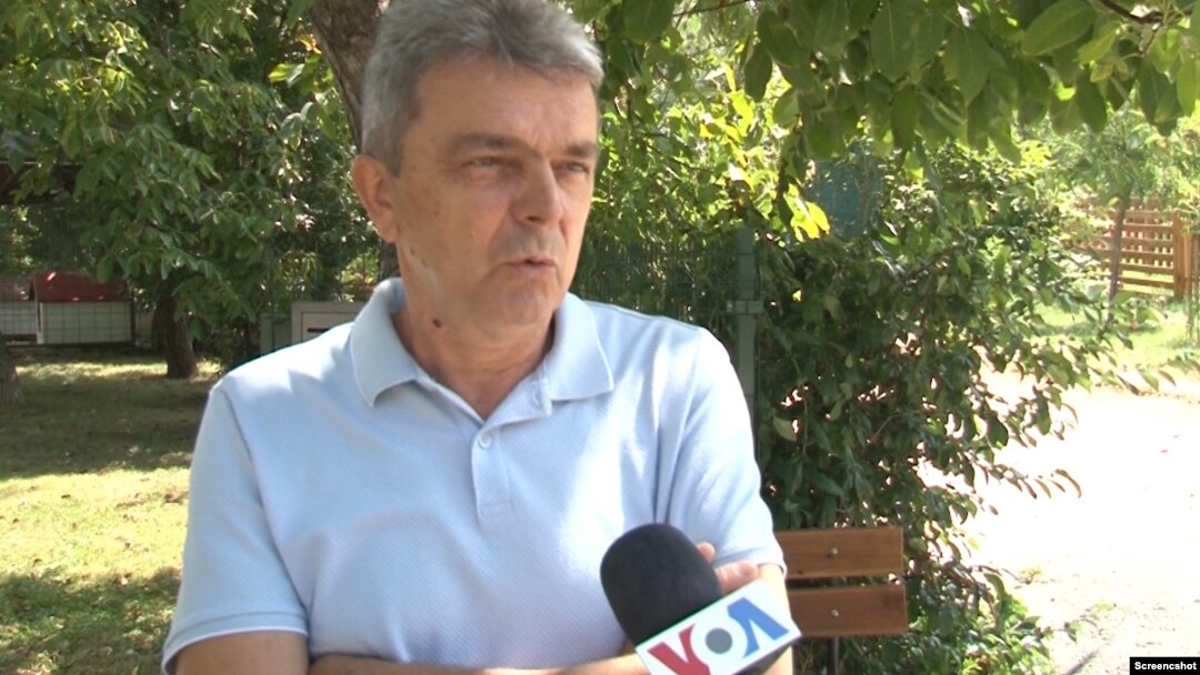Ljubinko Karadžić iz Lapljeg sela tokom razgovora za Glas Amerike