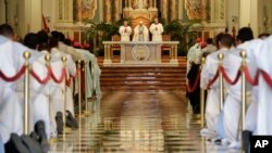 Los religiosos escuchan una oración del Papa Francisco en la catedral de Santa María La Antigua, su visita a la Ciudad de Panamá, el 26 de enero de 2019.