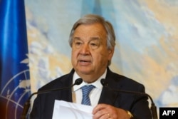 Sekretaris Jenderal PBB Antonio Guterres berpidato di depan utusan global selama pembicaraan mengenai Afghanistan di Doha pada 2 Mei 2023. (Foto: AFP)