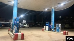Une station de vente de carburant dans la nuit à Yaoundé, le 25 février 2024 (VOA/Emmanuel Jules Ntap)